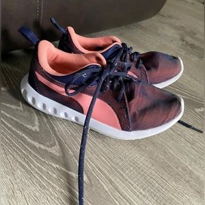 Girls Puma Shoes (Size: 4.5)